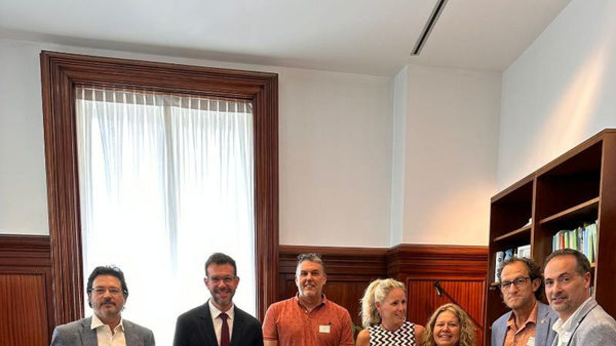 Los ediles de Alfarràs, con los diputados de Lleida en el Congreso. - A.A.