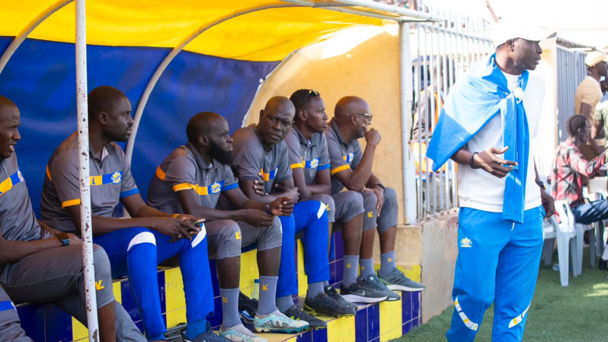 Cheikh Gueye, de pie, viendo las evoluciones de su equipo durante un partido.