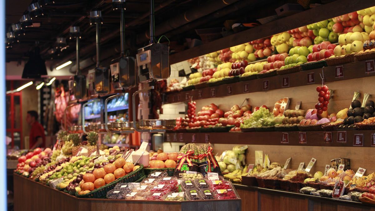 Frutería con una amplia oferta de manzanas rojas, verdes y amarillas en los estantes superiores. - EUROPA PRESS