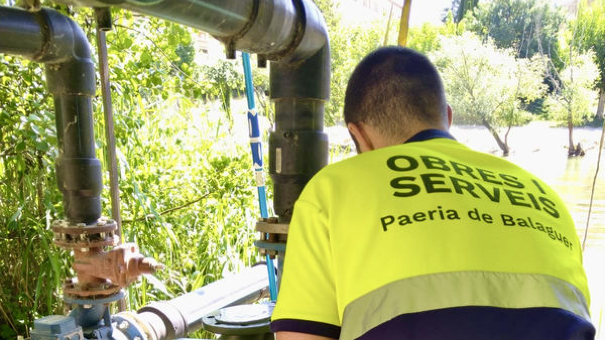 Un operario municipal trabaja con una de las bombas averiadas. - AYUNTAMIENTO DE BALAGUER