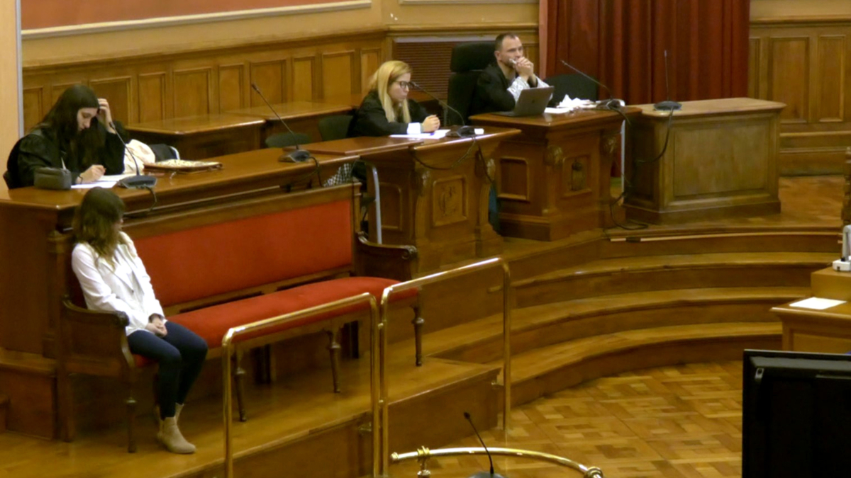 Imagen, extraída de señal de vídeo, de la acusada durante la lectura del veredicto de culpabilidad por asesinato.