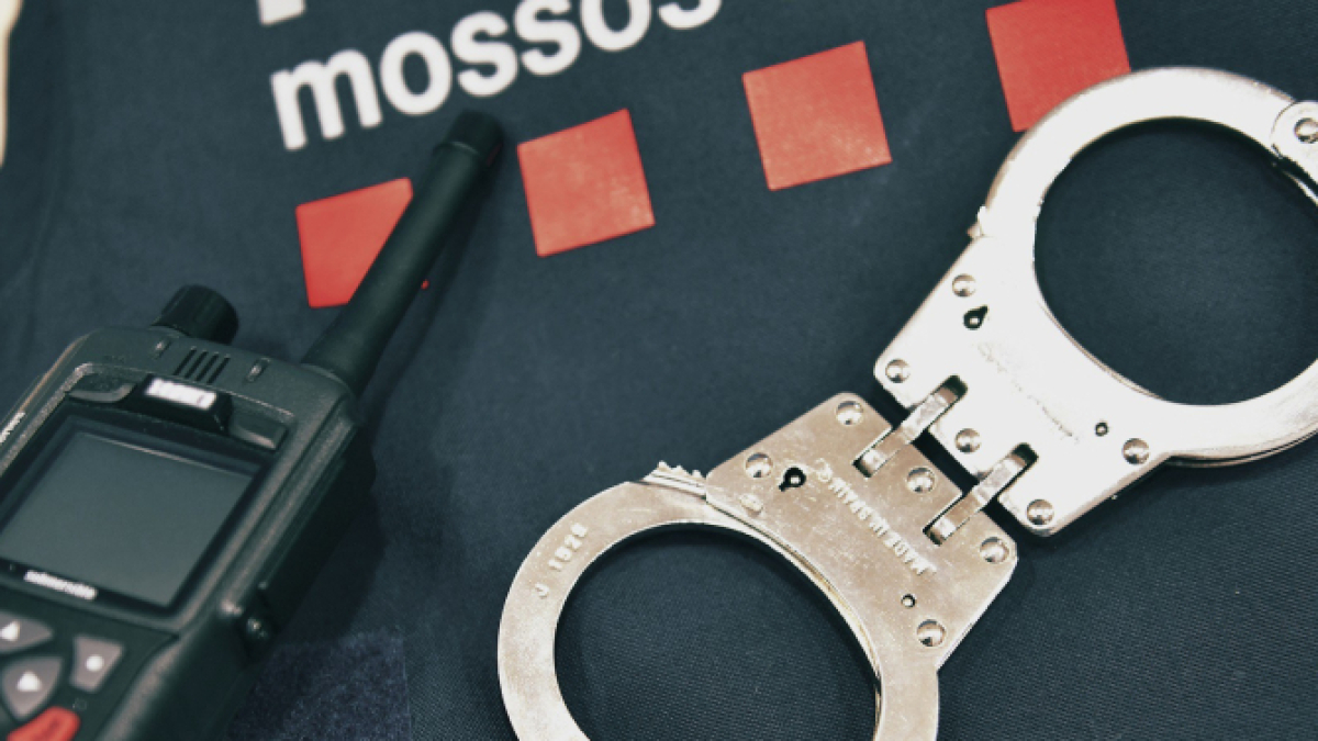 Unes esposes dels Mossos.
