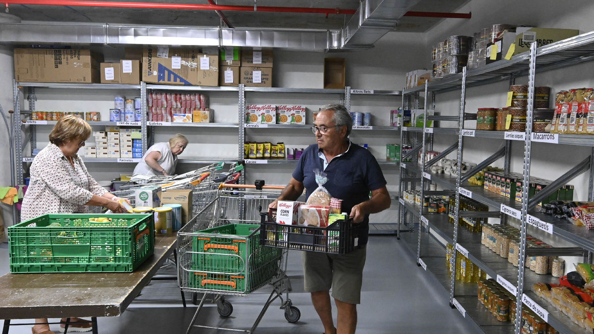 Voluntarios trabajando en un banco de alimentos. - FUNDACIÓ ‘LA CAIXA’