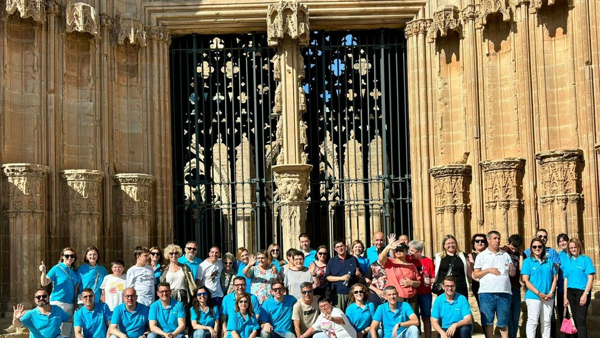 Foto de familia de los voluntarios de CaixaBank y los usuarios de la Fundació Aspamis. - FUNDACIÓ  ‘LA CAIXA’