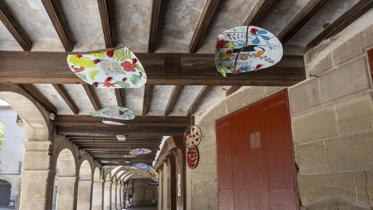Una de les obres instal·lades als pòrtics de la plaça Major. - X.S.