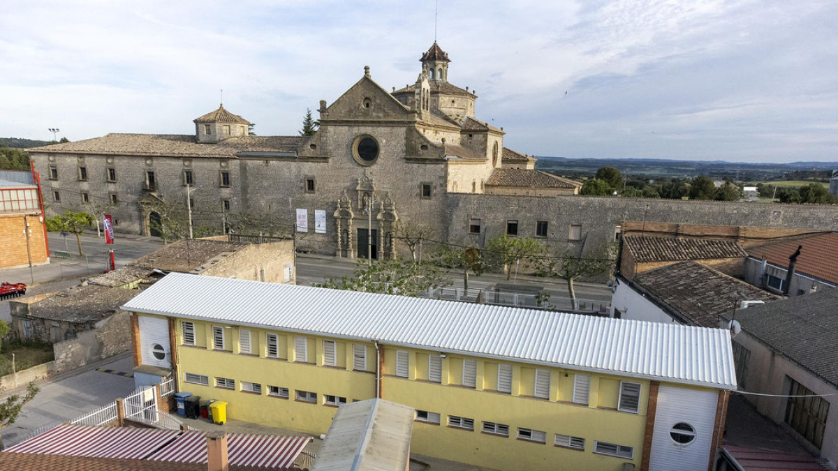 El centro educativo está situado junto al santuario. - X.S.