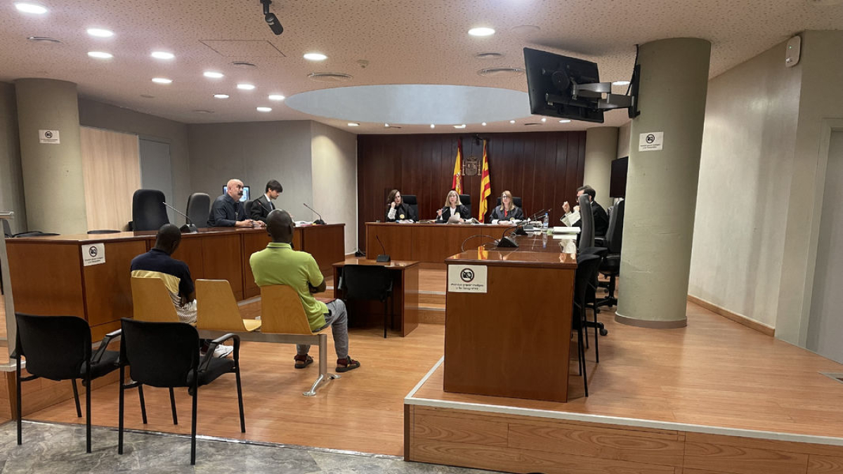 L’acusat (el que és més a l’esquerra) va declarar amb un intèrpret. - A. GUERRERO
