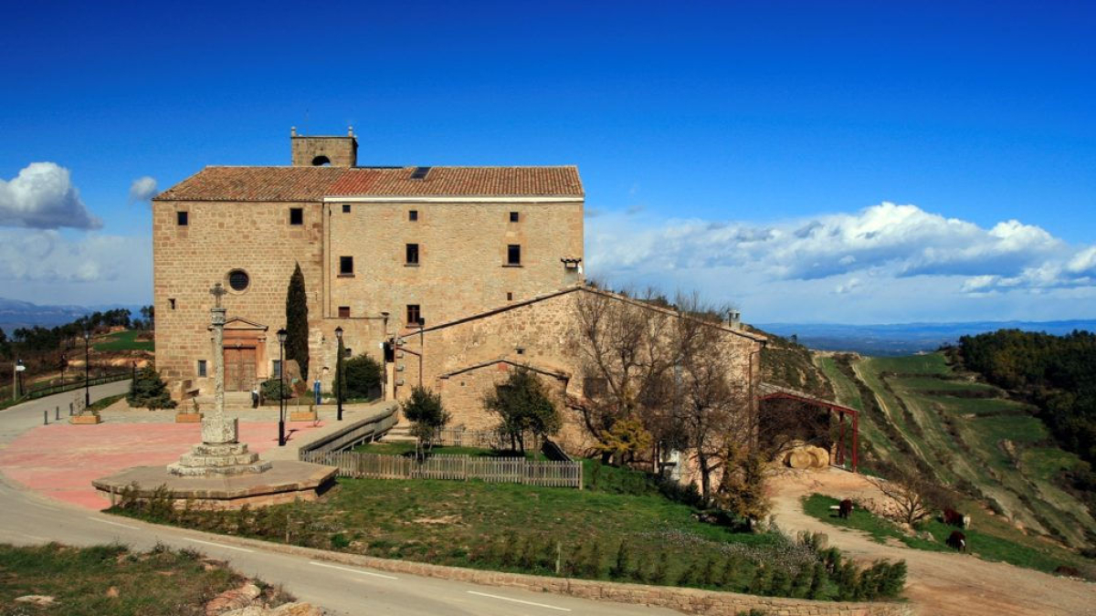 El santuari de Pinós, on s’ubiquen les dependències municipals. - A. P.