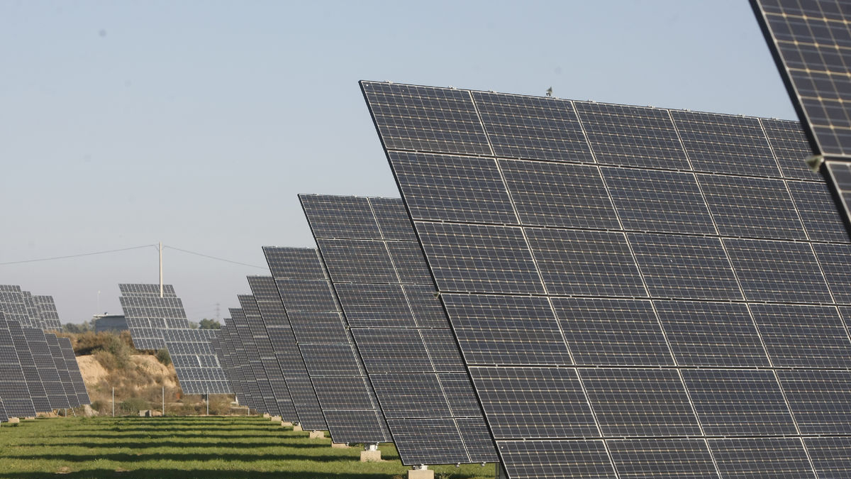 Imagen de archivo de un parque solar en Les Garrigues. - ÓSCAR MIRÓN