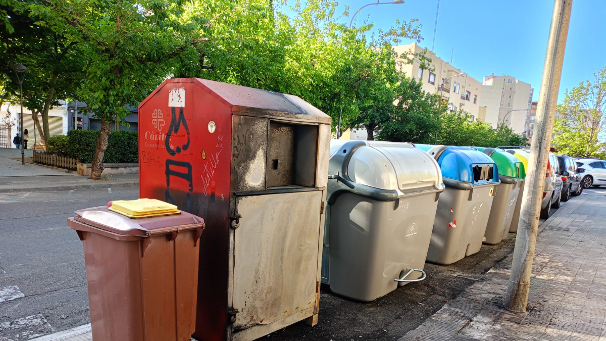 Cremen tres contenidors al carrer Acadèmia de Lleida