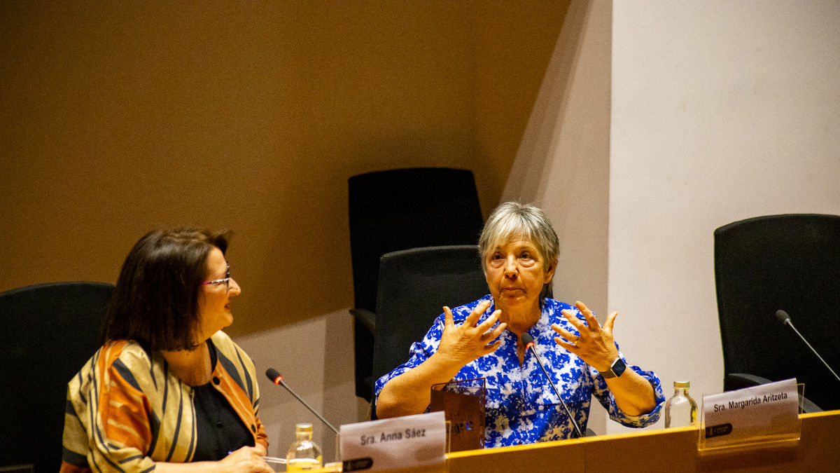 La directora de SEGRE, Anna Sàez, entrevistó a la escritora galardonada, Margarida Aritzeta. - GERARD HOYAS