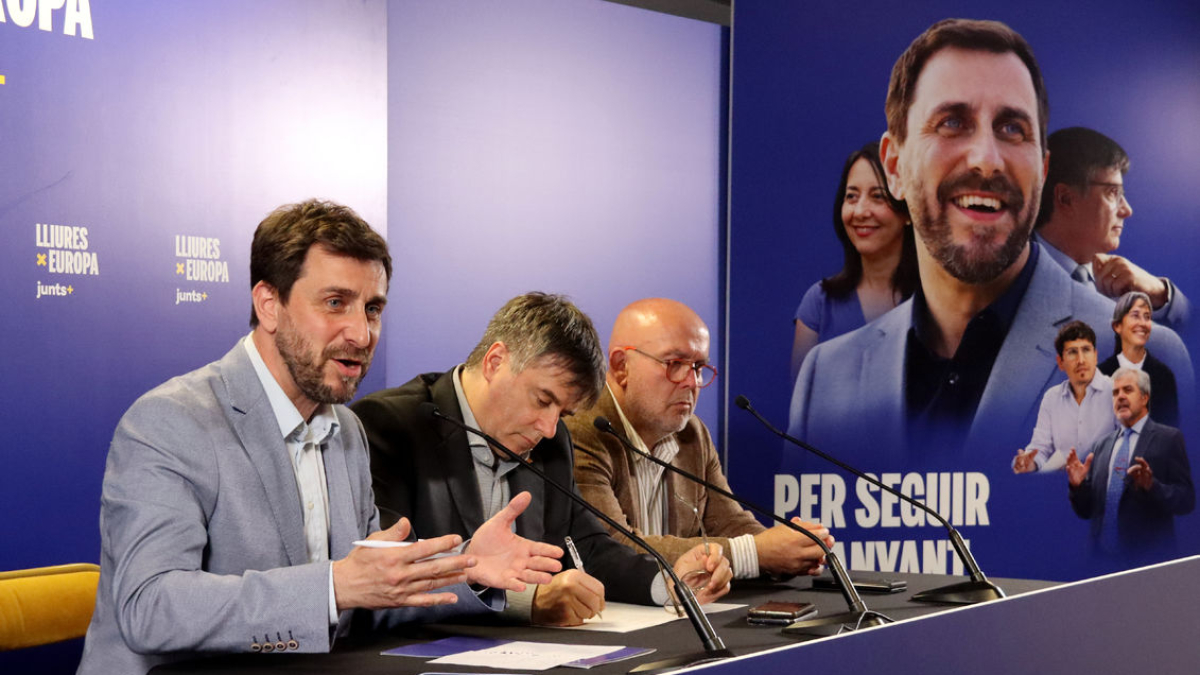 Toni Comín, Carles Puigdemont y el abogado del expresident, Gonzalo Boye, ayer en Bruselas. - ACN