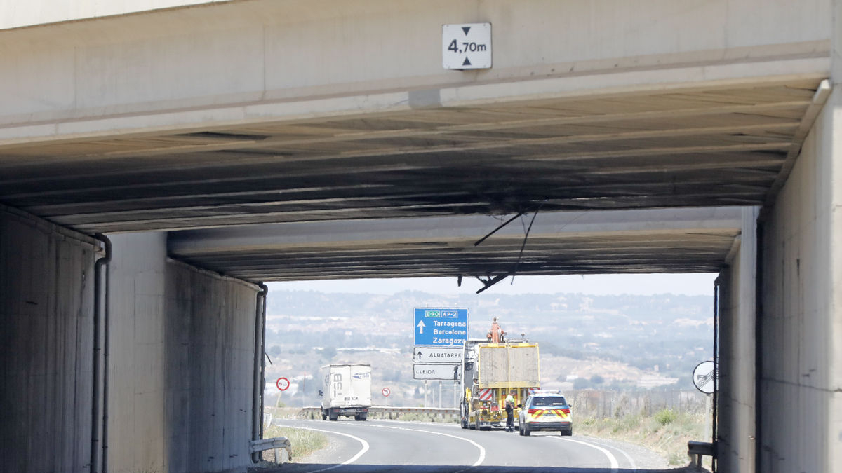 Tallada la C-12 a Albatàrrec al xocar un camió contra un pont - AMADO FORROLLA