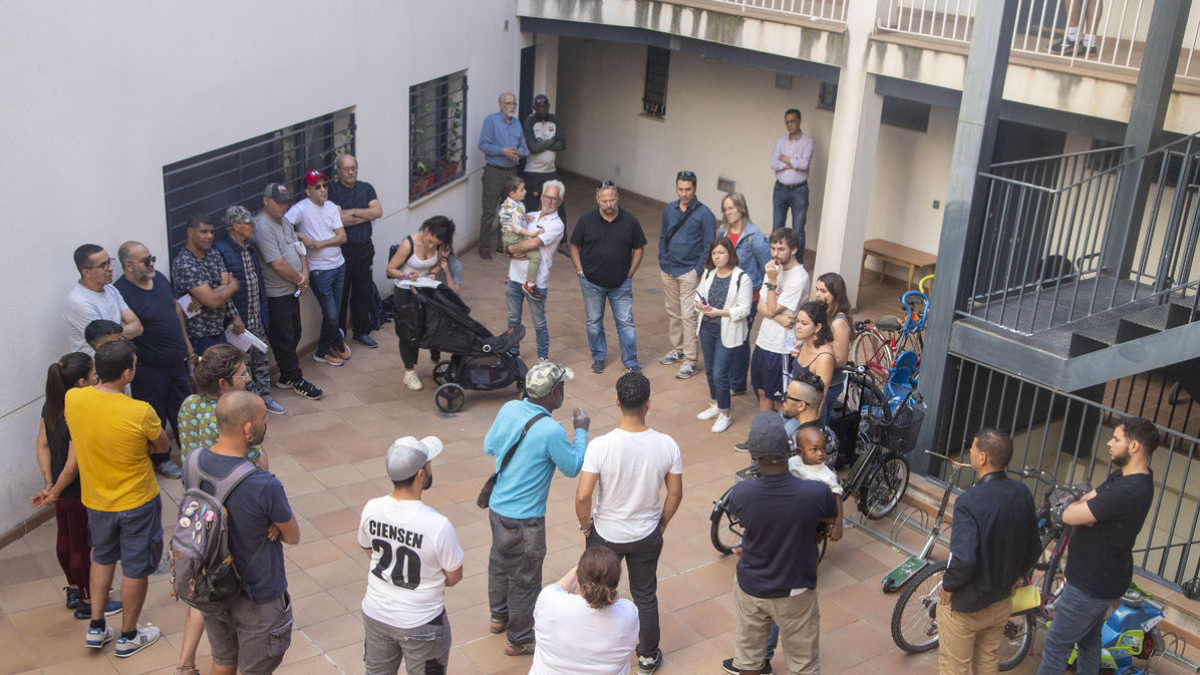 La reunión promovida ayer por el grupo de vivienda con vecinos. - LAIA PEDRÓS