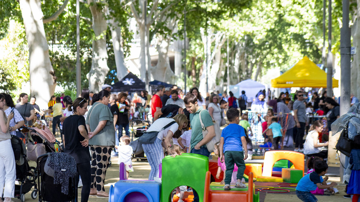 Decenas de familias llenaron por la tarde el paseo central de los Camps Elisis. - LAIA PEDRÓS