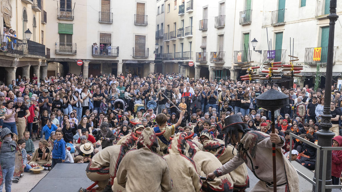 Un moment del Ball Parlat dels diables, ahir a la tarda a la plaça Major de Cervera. - X.SANTESMASSES