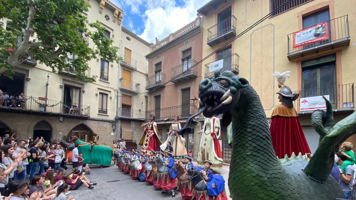 Los elementos de la cultura popular como los ‘cavallets’ y los ‘gegants’ tomaron ayer del centro de Solsona. - AJUNTAMENT DE SOLSONA
