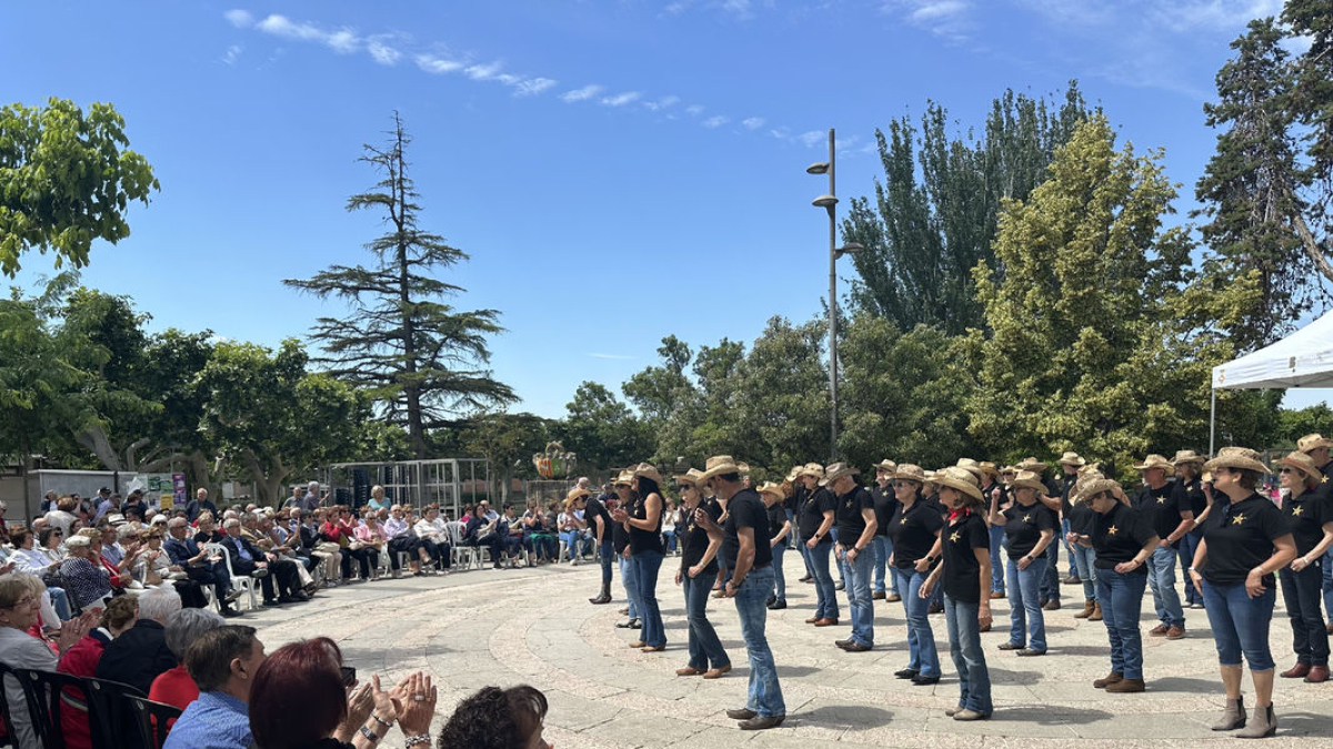 Los asistentes disfrutaron de una exhibición y una ‘masterclass’ de baile country en la plaza del Terrall. - CONSELL COMARCAL DE LES GARRIGUES