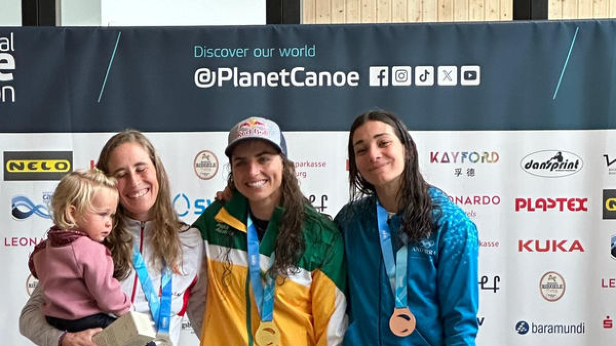 Vilarrubla, con su hija en brazos, junto a Jessica Fox y Mònica Dòria en el podio.