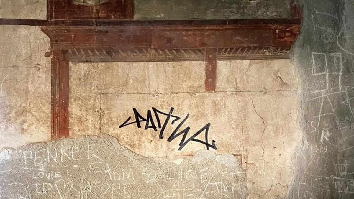 Un turista dels Països Baixos ha gargotejat la seua firma amb un retolador indeleble en una paret amb frescos d’una casa l’antiga ciutat d’Herculà, a Itàlia.