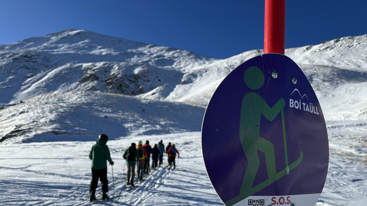 Gent practicant esquí de muntanya Boí Taüll.