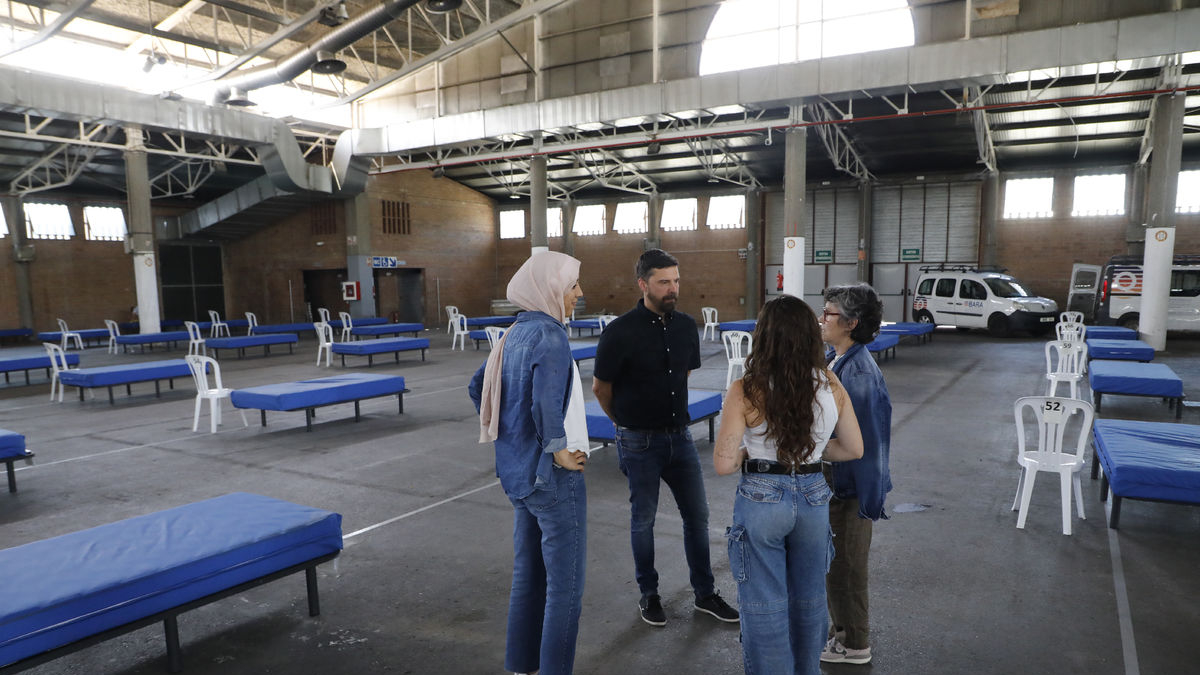 El teniente de alcalde de Acción Social, Carlos Enjuanes, con las trabajadoras del dispositivo. - AMADO FORROLLA