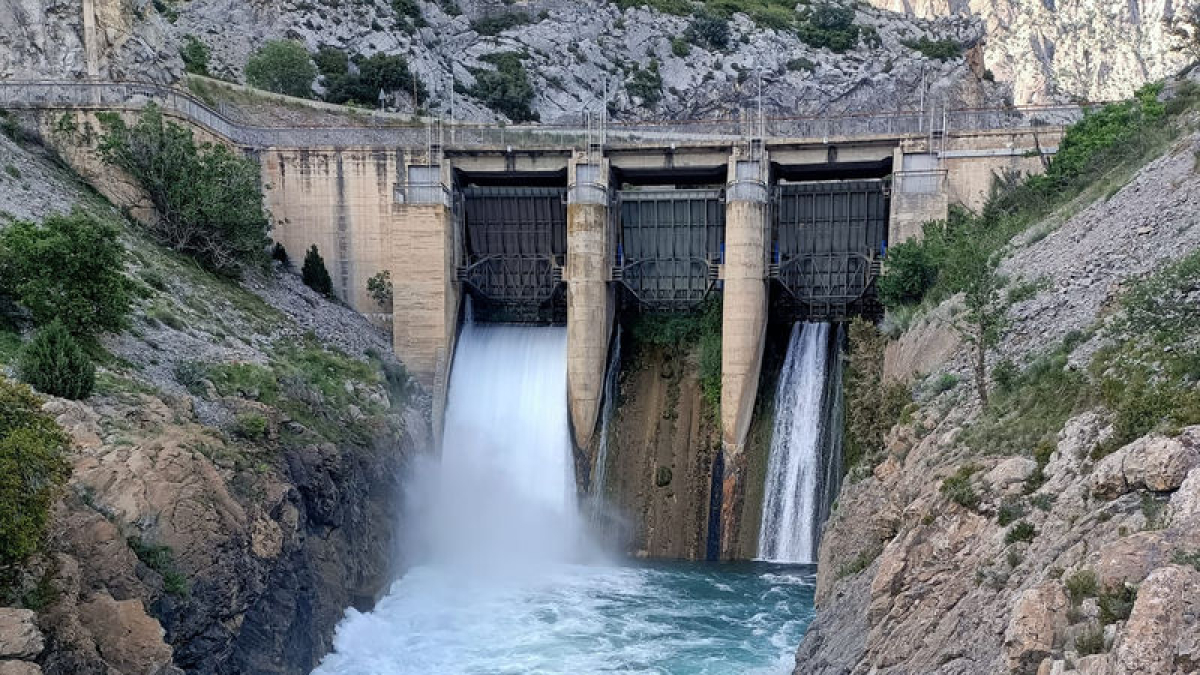 La central de Sopeira, al curs de la Ribagorçana, deixava anar ahir 12 metres cúbics per segon. - GLÒRIA FRANCINO