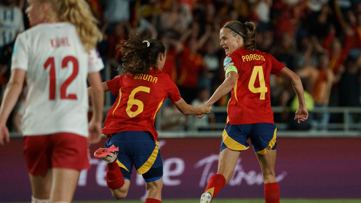 Las azulgranas Irene Paredes y Bruna Vilamala firmaron los dos primeros goles de España. - EFE
