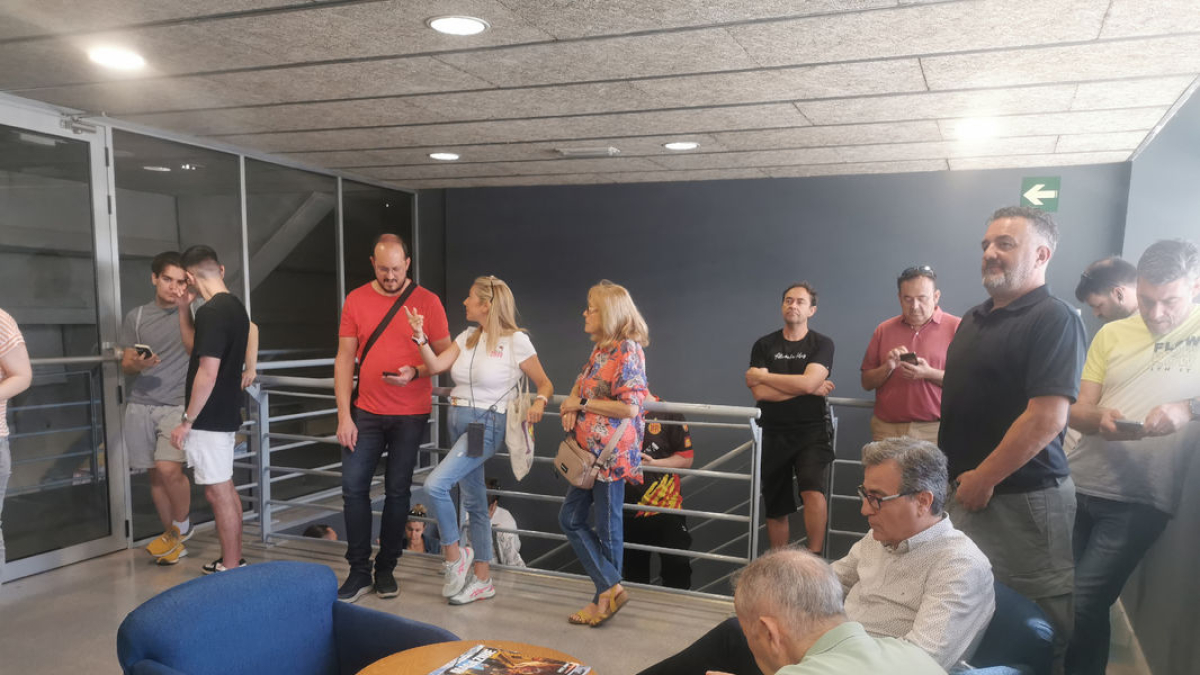 Las primeras colas para recoger las entradas previamente reservadas se formaron ayer desde primera hora de la mañana. - X.P.