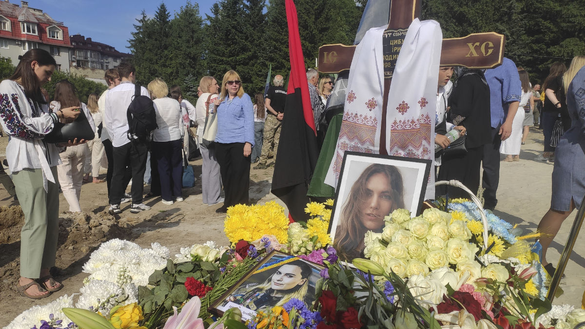 Homenaje a una médico de combate ucraniana muerta en Járkov. - EFE/ ROSTYSLAV AVERCHUK