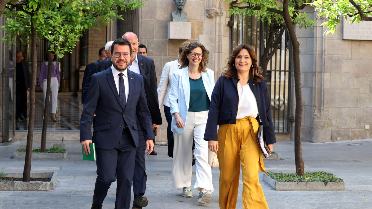El president en funcions, Pere Aragonès, ahir amb diversos consellers, arribant al Consell Executiu. - GOVERN
