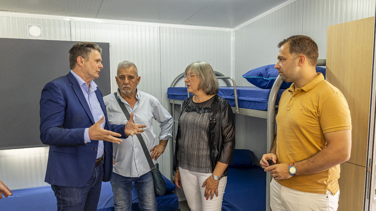 Fraga va inaugurar ahir un allotjament amb capacitat per a 40 persones per acollir de manera transitòria temporers a la recerca de treball. - JORDI ECHEVARRIA