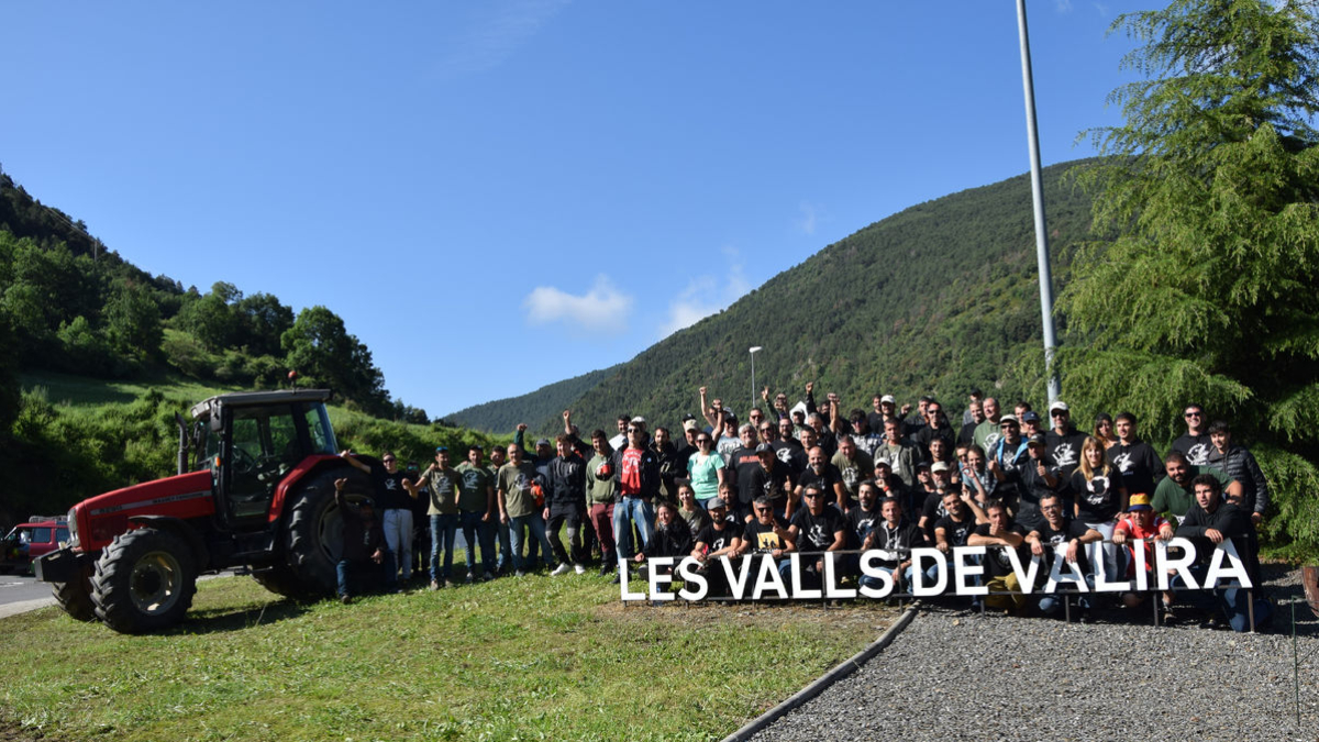 Algunos de los payeses que desde el lunes cortaban la frontera en La Seu d’Urgell. - C.SANS