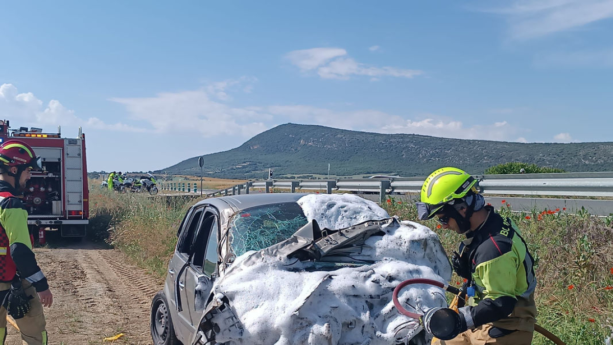 Vista del vehículo accidentado ayer en la carretera N-230 en el término municipal de Benabarre. - AMADO FORROLLA