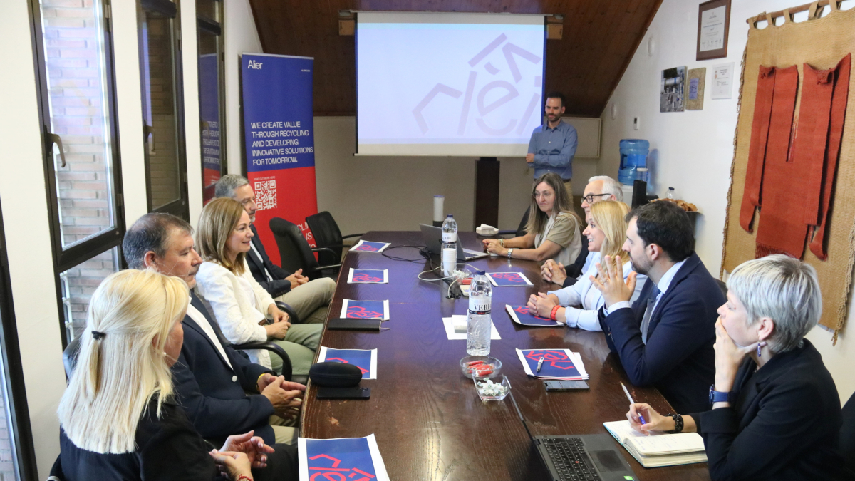Encuentro entre la consellera de Economía, Natalia Mas Guix, y los representantes de la empresa Alier de Rosselló.