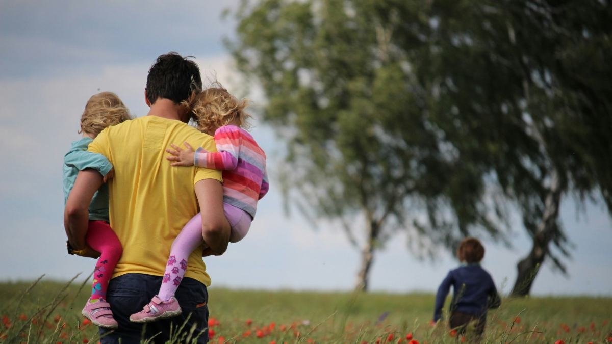 Un padre con sus hijos