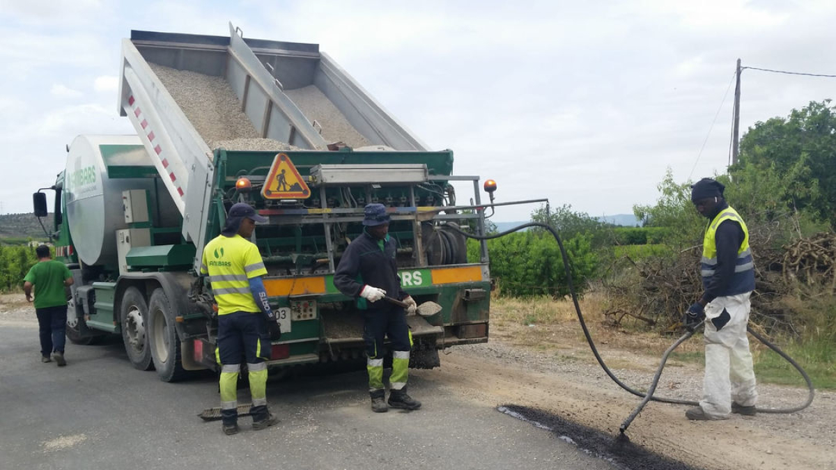 Els treballs de reparació d’un dels camins de la xarxa municipal d’Aitona. - A.A.