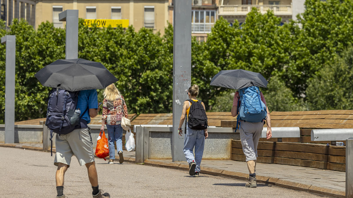 Paraigua per evitar el sol, ahir a la passarel·la del Liceu Escolar. - JORDI ECHEVARRIA