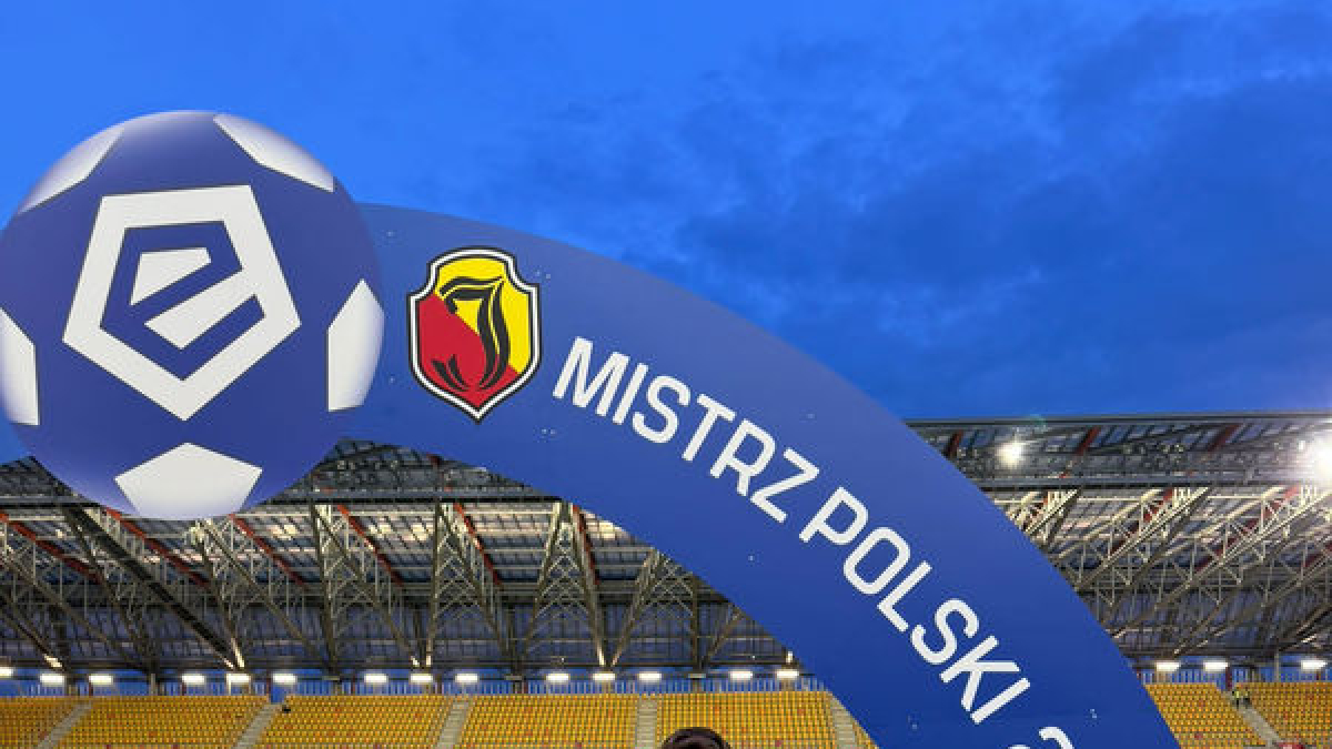 Jesús Imaz junto a su esposa, María Cañas, con el trofeo de campeón el día que ganó la Liga.