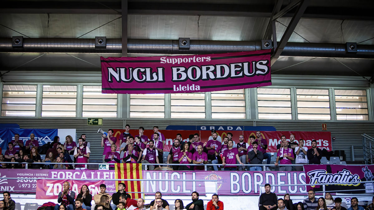 Aficionados leridanos, durante uno de los partidos de esta temporada en el Barris Nord. - JAVI ENJUANES