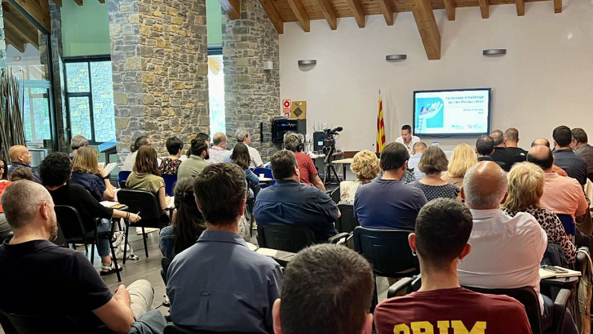 La jornada sobre vivienda reunió a decenas de personas en Sort. - ACN