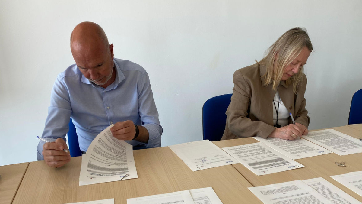 La firma de l’acord entre Mascort i Cobo ahir a l’Albagés. - C.A.C.