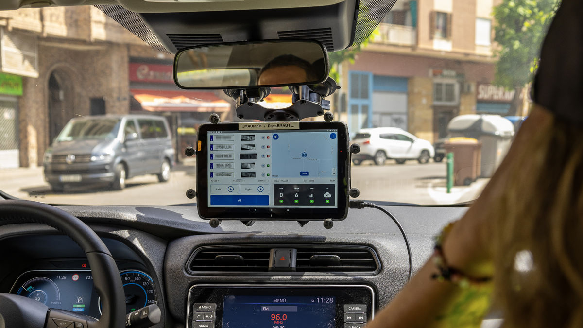 El interior del vehículo con cámaras que lee las matrículas, que aparecen en la pantalla. - JORDI ECHEVARRÍA