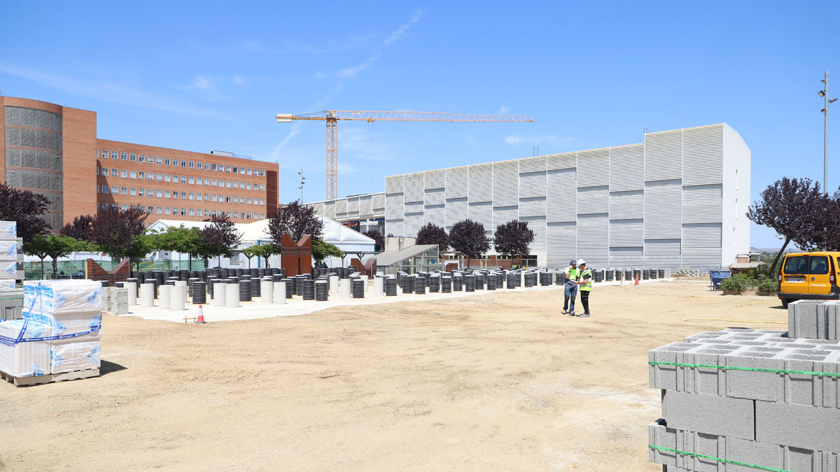 Módulos prefabricados. Operarios han instalado la base para los módulos de consultas externas que habrá en la plaza del Arnau. - MAGDALENA ALTISENT