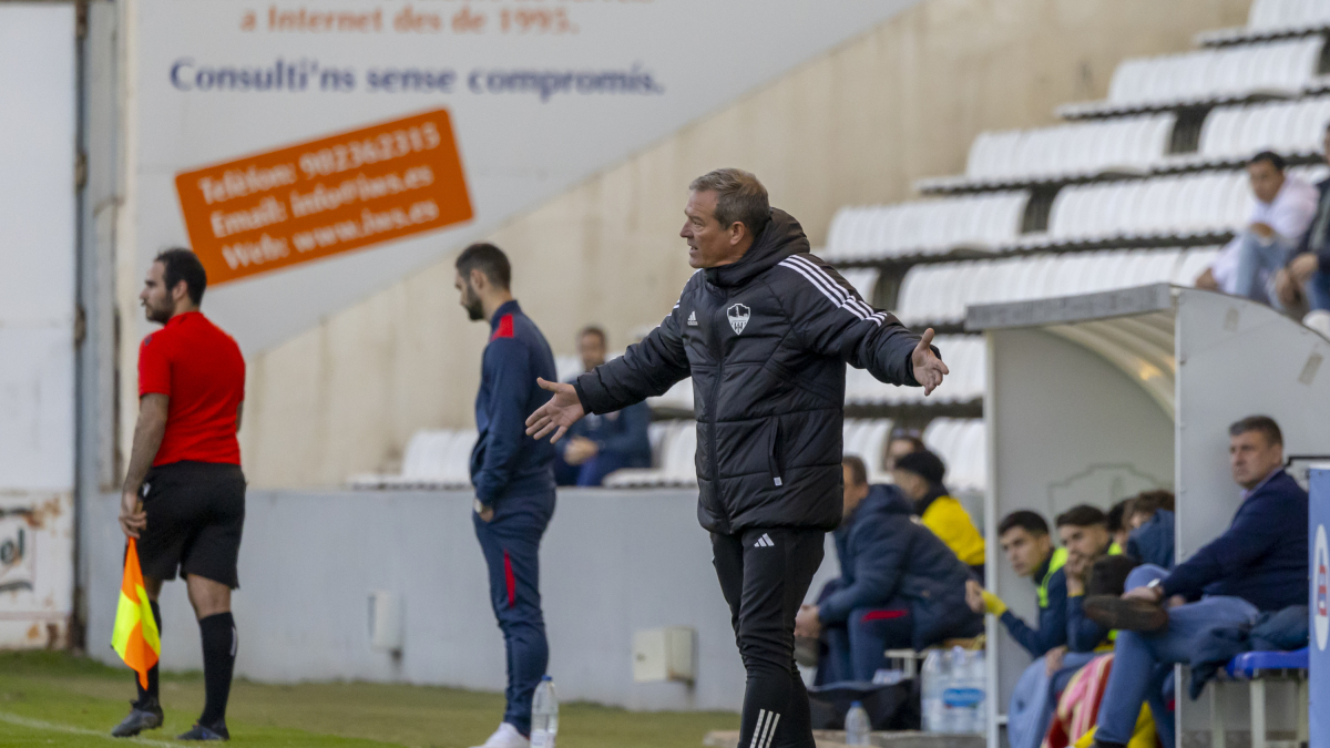 Marc Garcia, detrás del ya exentrenador del Lleida, Ángel Viadero