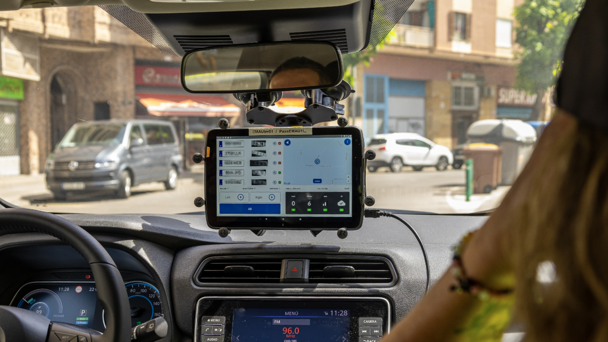 L'interior del vehicle amb càmeres que llegeix les matrícules, que apareixen a la pantalla.