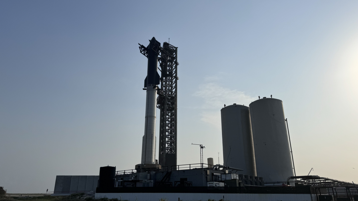 Fotografía del cohete Starship en la plataforma del complejo Starbase, ubicado en Boca Chica, Texas (EE.UU.).