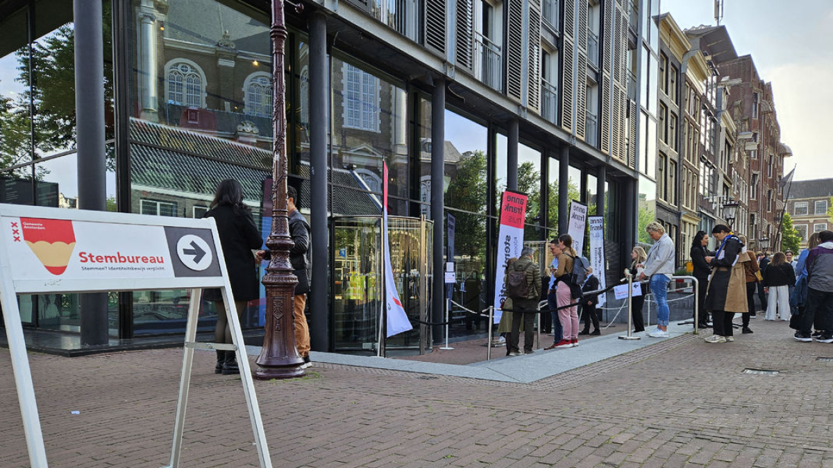 A Amsterdam es van formar cues als centres de votació, encara que la participació va ser del 44%. - EUROPA PRESS
