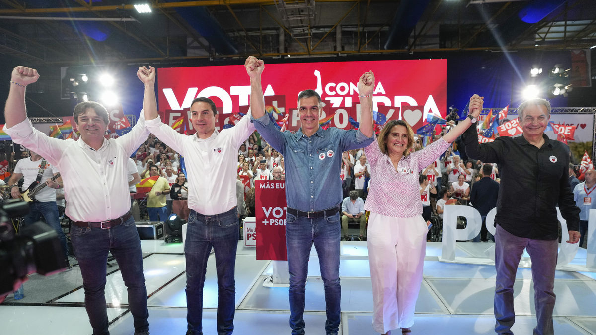 Sánchez va estar ahir a Fuenlabrada amb la candidata del PSOE, Teresa Ribera, i Zapatero. - EFE