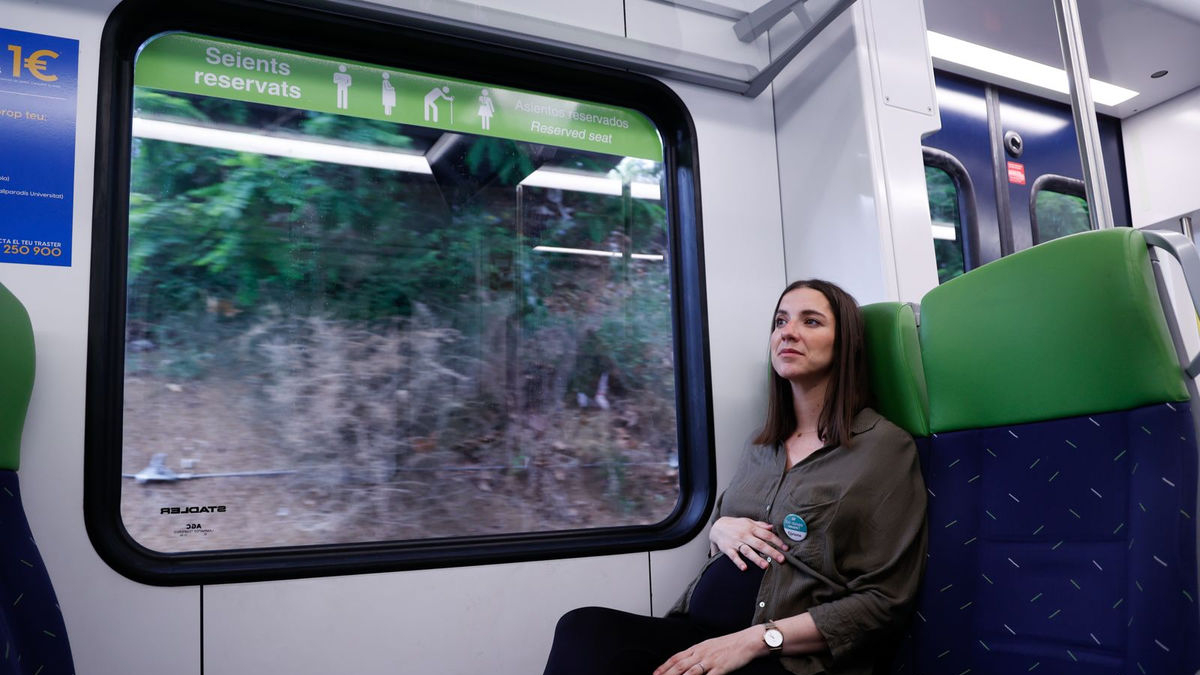 Se entregan chapas con el mensaje “Em deixes seure?”. - FGC